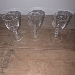 Set of  Vintage MCM Etched Glass Leaves Cordial Liquor Glasses

All glasses are